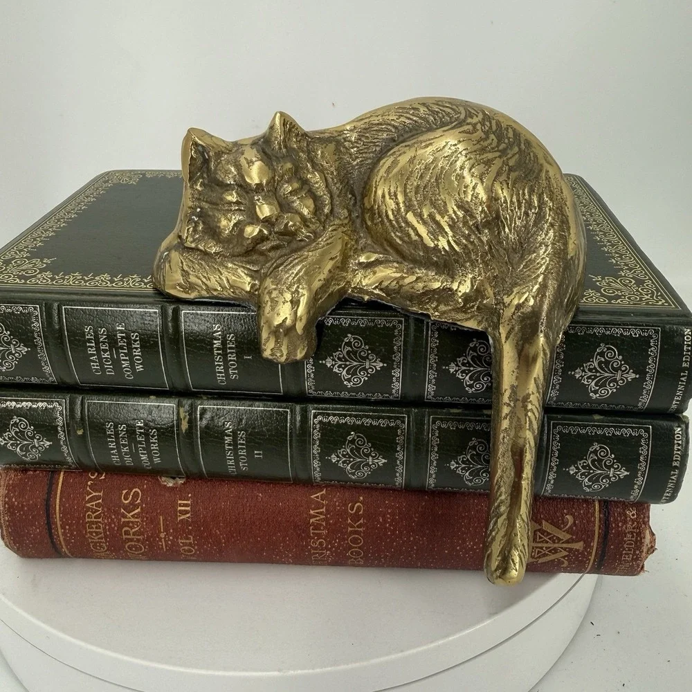 VINTAGE BRASS SLEEPING KITTEN BOOK SITTER DECORATIVE FIGURINE